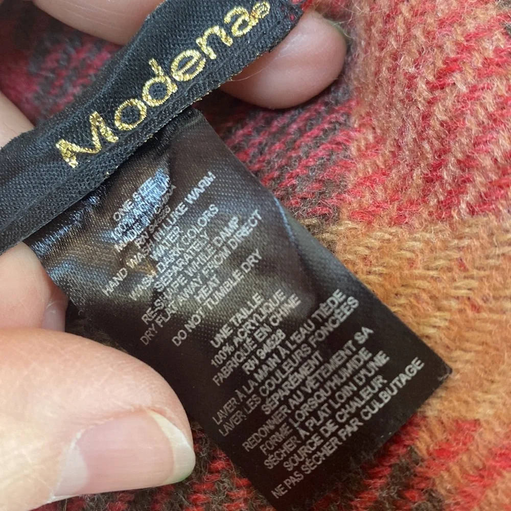 Modena red plaid shawl w/vegan leather & fo-gold clasp. 100%Acrylic 1sz fits all - Picture 4 of 5